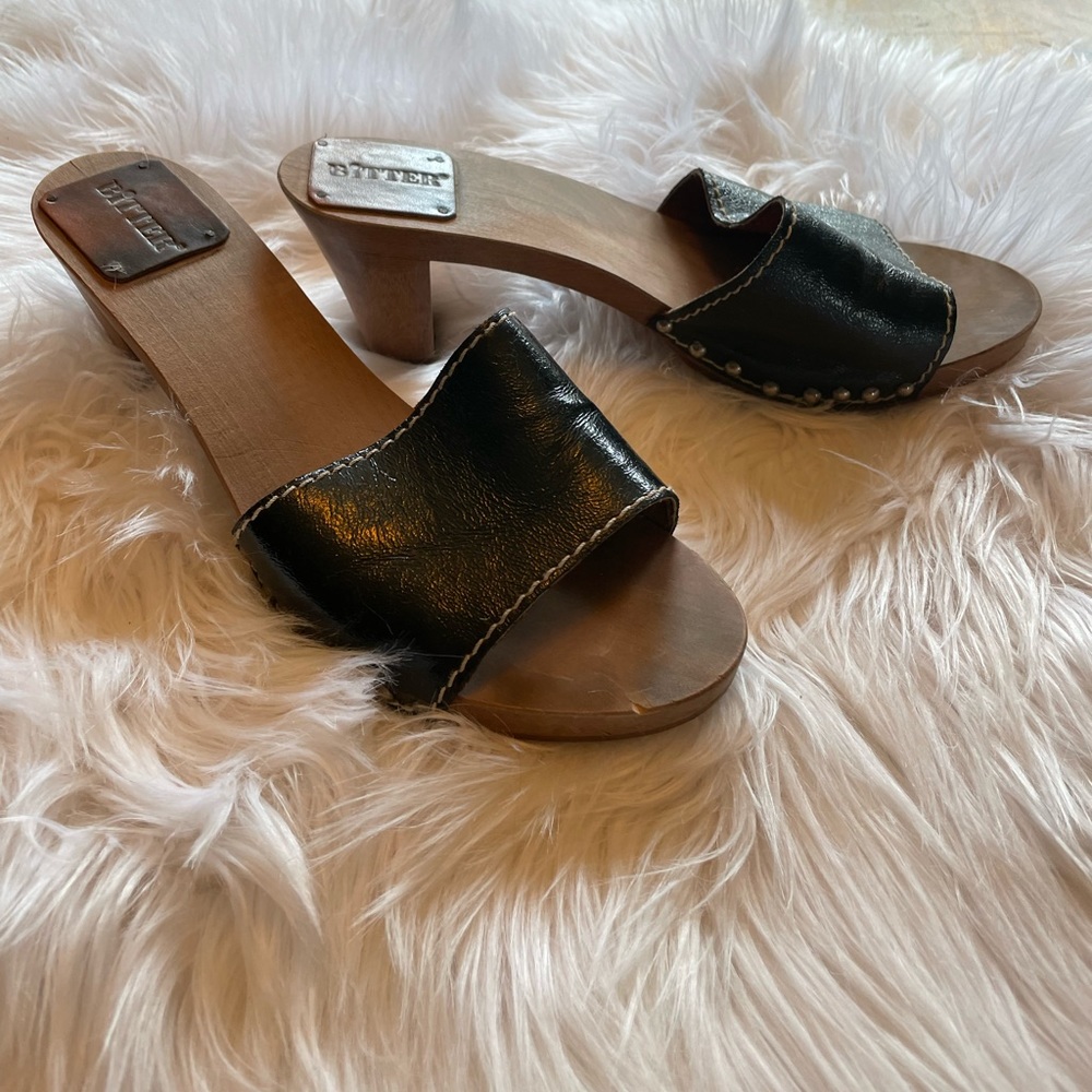 Bitter wood and patent leather clogs